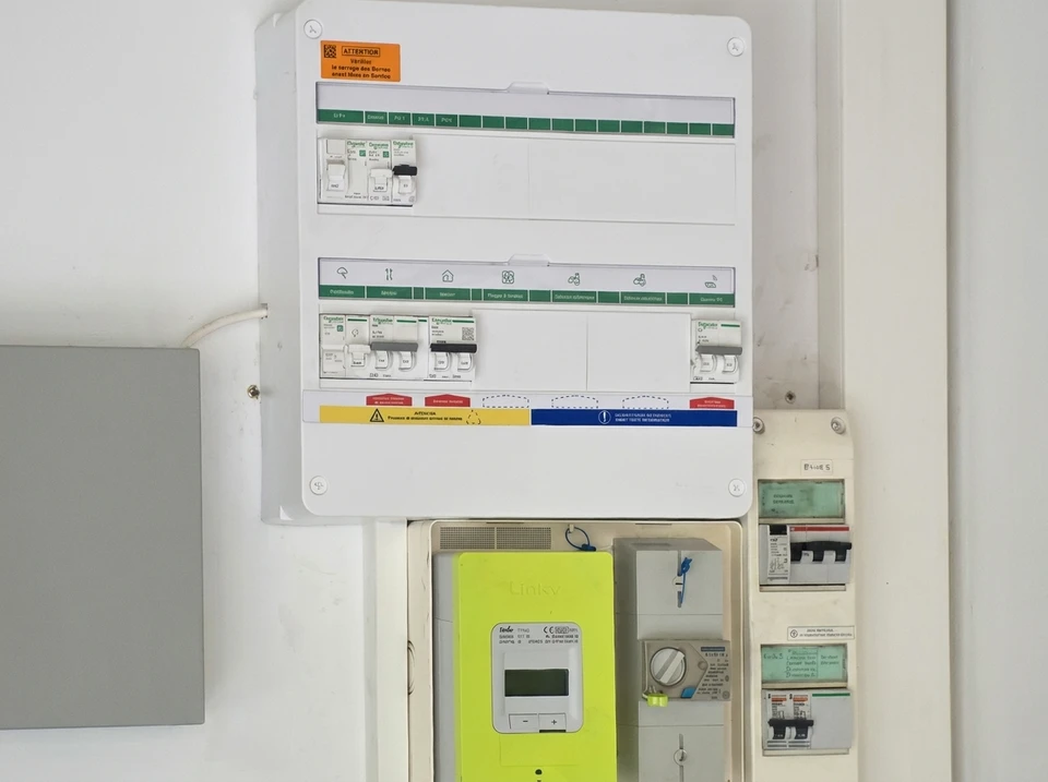 Tableau électrique résidentiel Schneider Electric avec disjoncteurs modulaires et interrupteurs différentiels 30mA