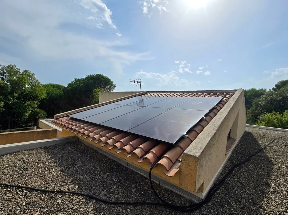 Installation solaire photovoltaïque sur toiture à tuiles canal en terre cuite