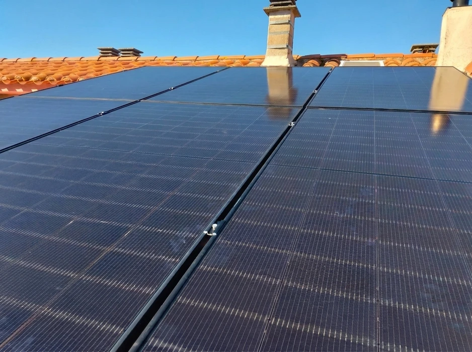 Installation de panneaux solaires photovoltaïques monocristallins sur toiture en tuiles romanes