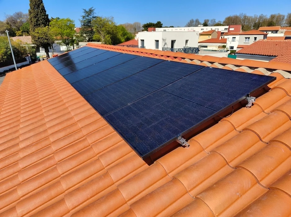 Toiture en tuiles canal terre cuite avec installation de panneaux solaires photovoltaïques monocristallins noirs, disposés en matrice 3x3