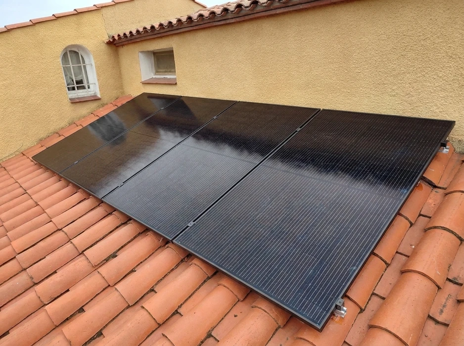 Installation de panneaux solaires photovoltaïques sur toiture en tuiles rondes terre cuite