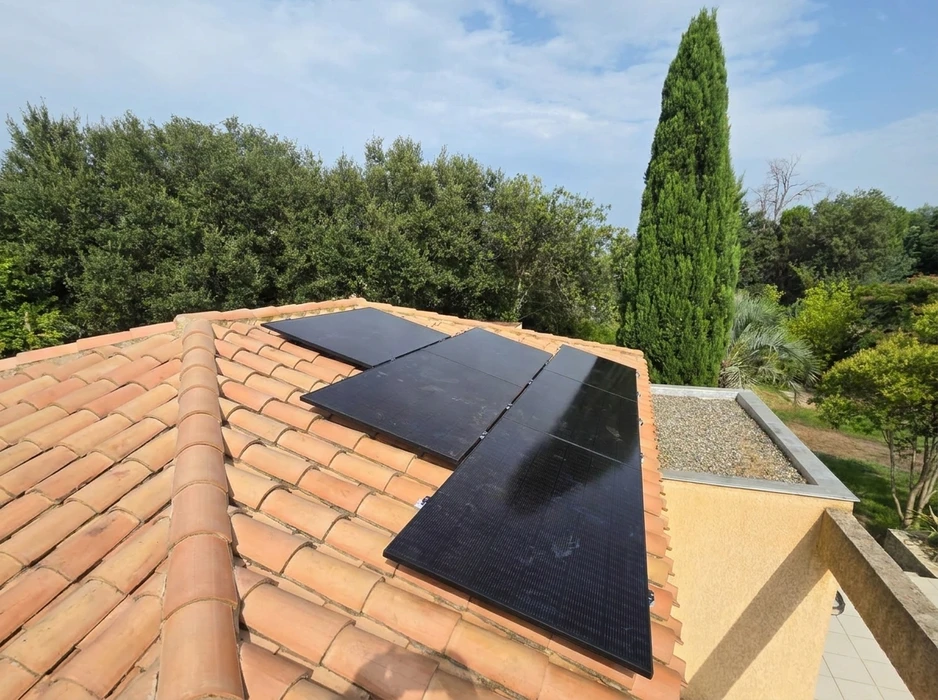 Toiture en tuiles canal terre cuite avec installation de panneaux solaires photovoltaïques monocristallins tout noirs (full black)