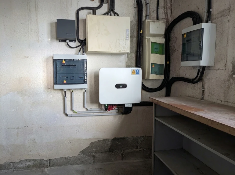 Installation de panneaux solaires photovoltaïques monocristallins sur toiture en tuiles romanes
