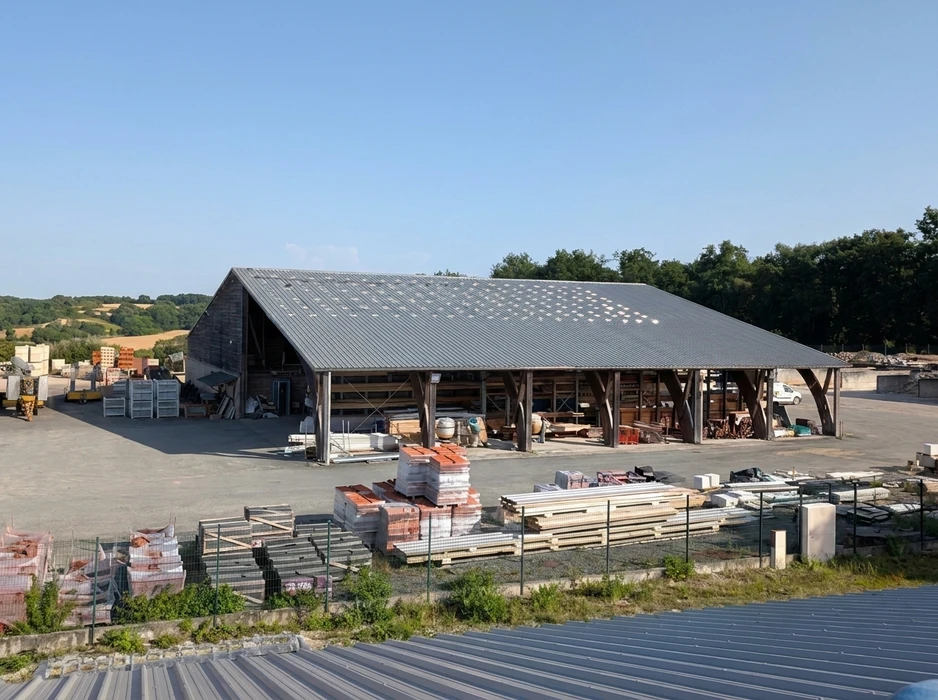 Toiture en tuiles canal orangées avec installation de panneaux solaires photovoltaïques monocristallins noirs