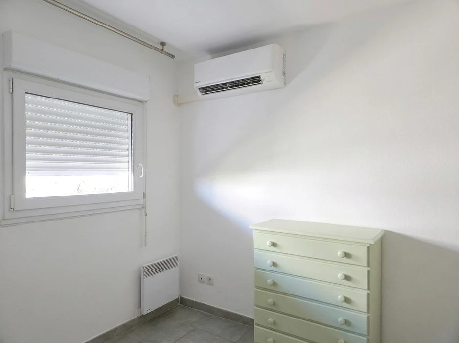 Toiture résidentielle avec installation de panneaux solaires photovoltaïques sur tuiles en terre cuite